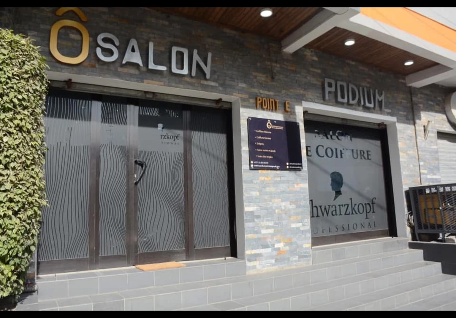 Façade du salon Ô Salon Podium Point E à Dakar